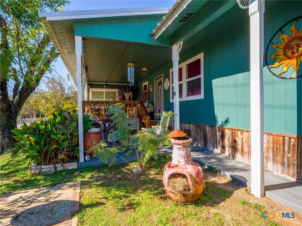 Image 7 of property listing at 301 E Castlebriar Drive, Granite Shoals, TX 78654