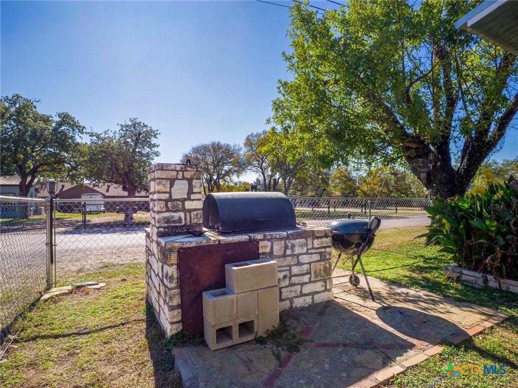 Image 8 of property listing at 301 E Castlebriar Drive, Granite Shoals, TX 78654