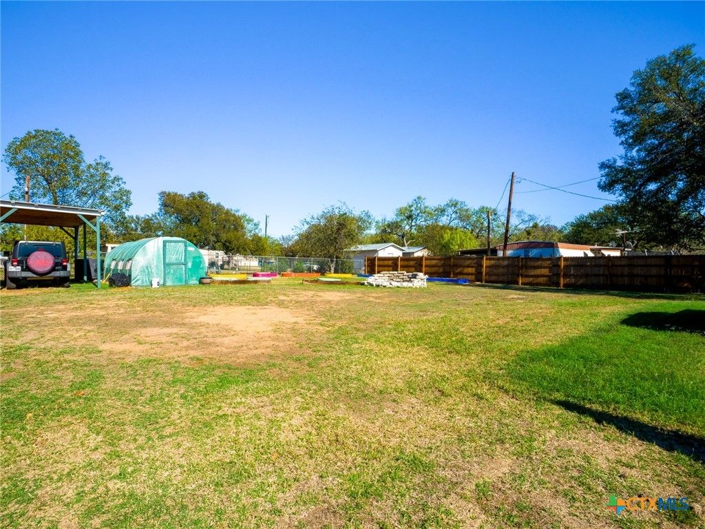 Image 9 of property listing at 301 E Castlebriar Drive, Granite Shoals, TX 78654
