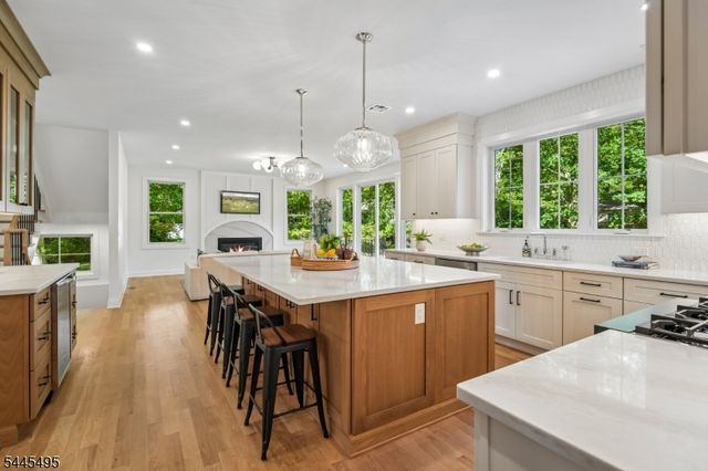 6 Deal Ln, Livingston Twp., NJ 07039
