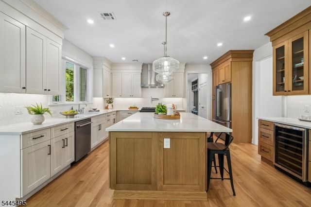 6 Deal Ln, Livingston Twp., NJ 07039