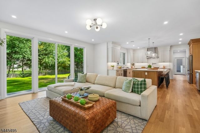 6 Deal Ln, Livingston Twp., NJ 07039