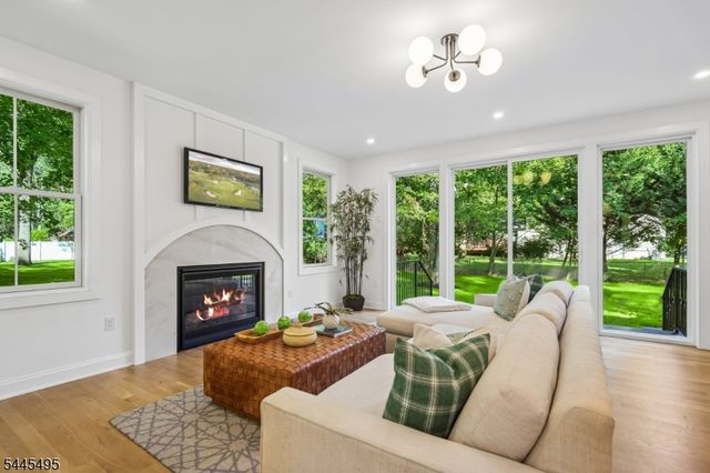 6 Deal Ln, Livingston Twp., NJ 07039