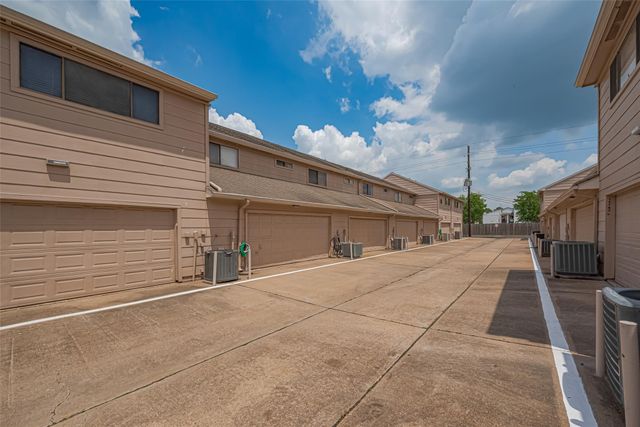 13798 Hollowgreen Drive 305, Houston, TX 77082