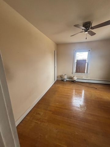 25 Shannon St, Worcester, MA 01604