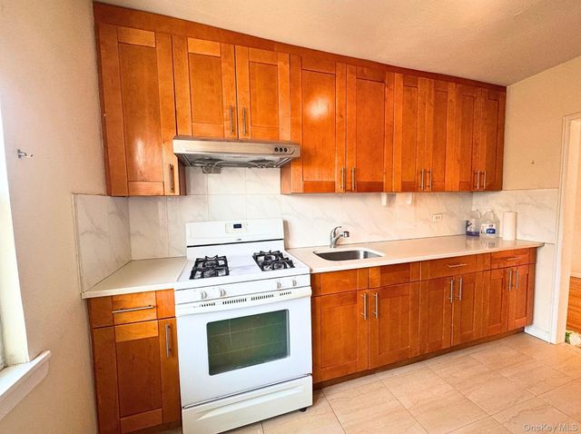 75-31 198th Street 2nd Fl, Fresh Meadows, NY 11366