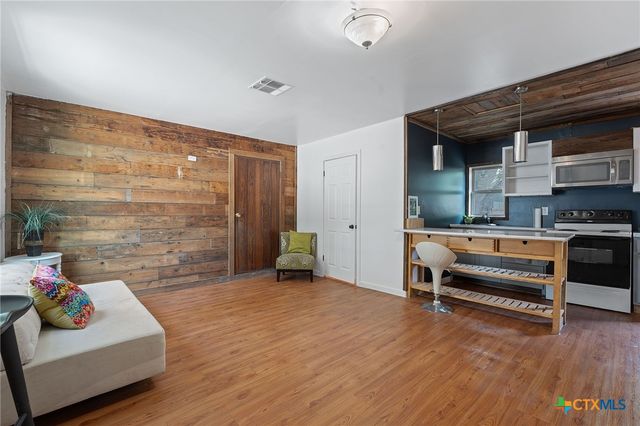 1013 N Colorado Street, Lockhart, TX 78644