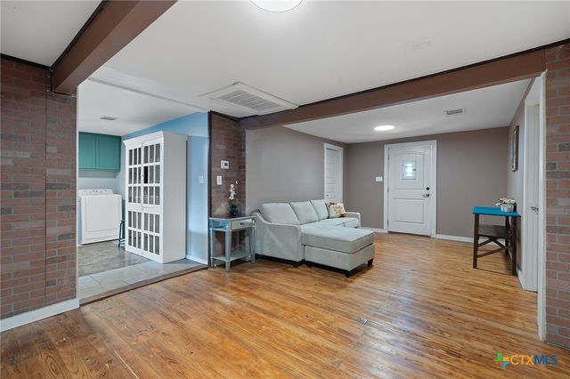 1013 N Colorado Street, Lockhart, TX 78644