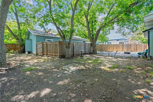 1013 N Colorado Street, Lockhart, TX 78644