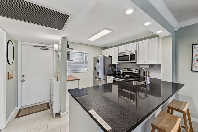 9420 Poinciana Place 108, Davie, FL 33324