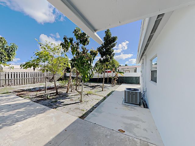 1230 SW 6th Way, Deerfield Beach, FL 33441