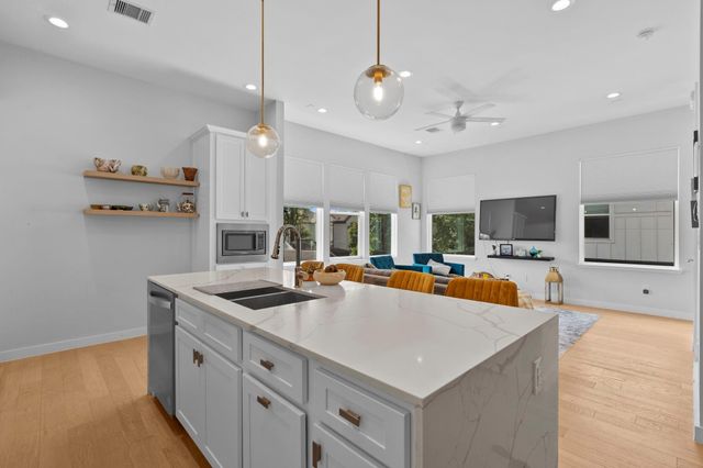 825 Martin Street, Houston, TX 77018
