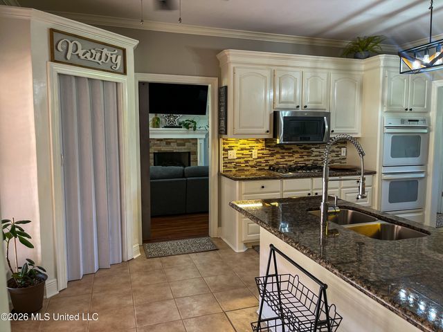 1930 Suzanna Drive, Raymond, MS 39154