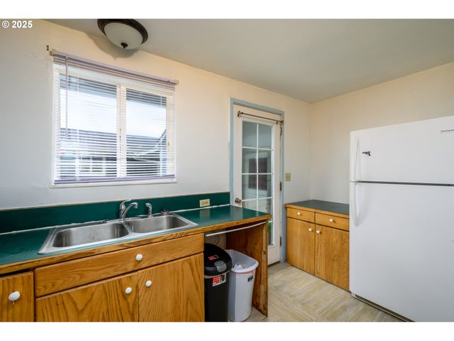 416 GLEN Ave, Sutherlin, OR 97479