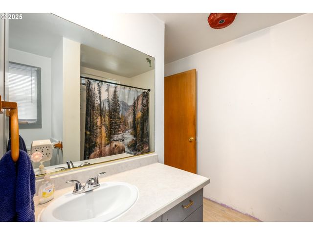 416 GLEN Ave, Sutherlin, OR 97479