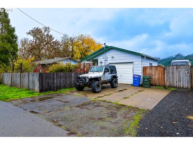 416 GLEN Ave, Sutherlin, OR 97479