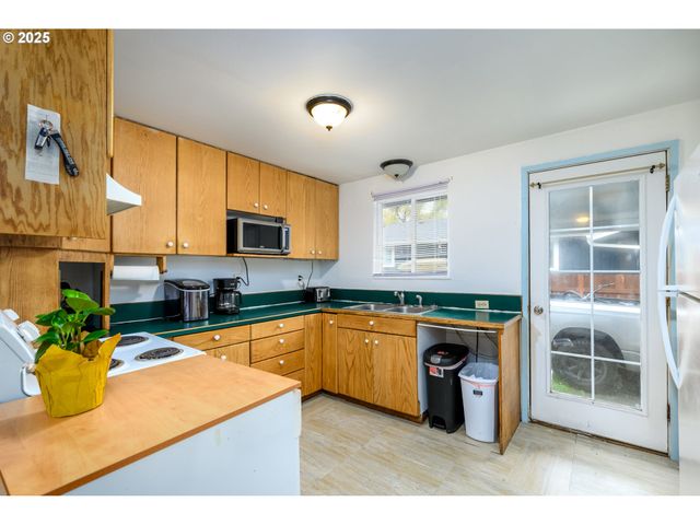 416 GLEN Ave, Sutherlin, OR 97479