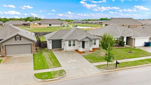 229 Evermore Lane, Yukon, OK 73099