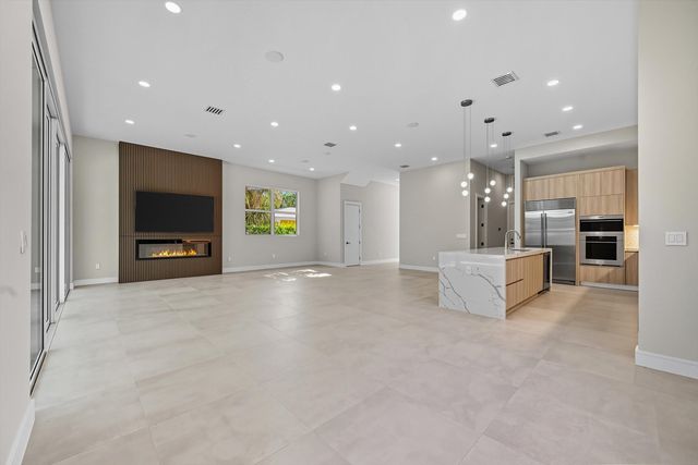 827 N Lake Avenue, Delray Beach, FL 33483