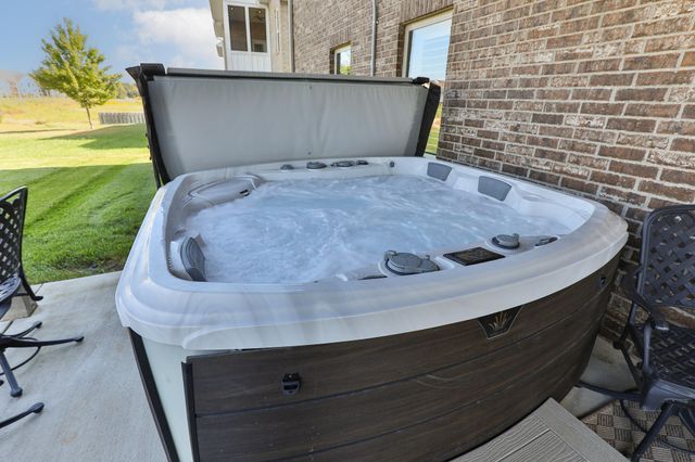 703 N Fox Hill Circle, Nixa, MO 65714