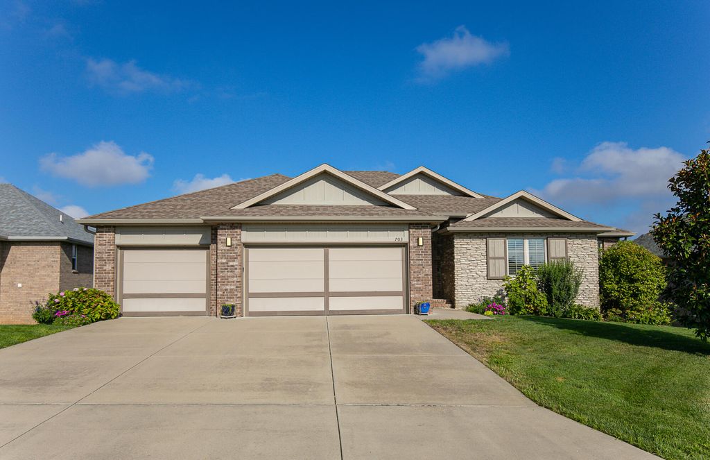 703 N Fox Hill Circle, Nixa, MO 65714