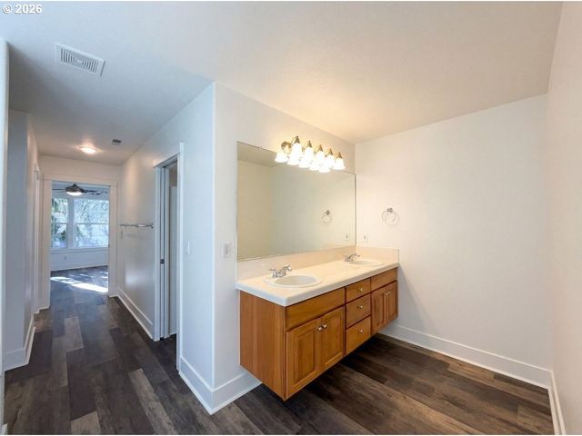 10989 Sw ONEIDA St, Tualatin, OR 97062