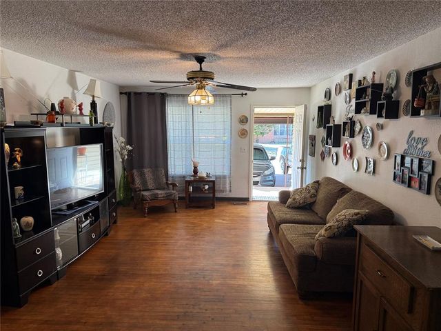 525 SW 2nd Street, Moore, OK 73160