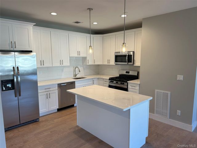 400 Oak Street, Copiague, NY 11726