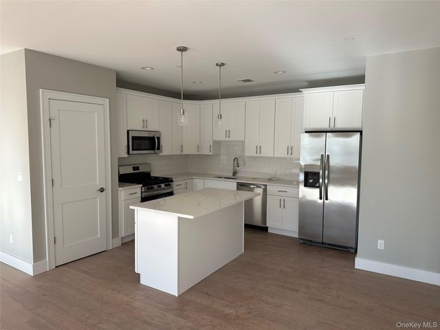 400 Oak Street, Copiague, NY 11726