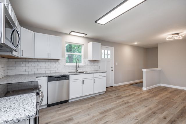 25 E POPLAR HILL DR, Columbia, MO 65203