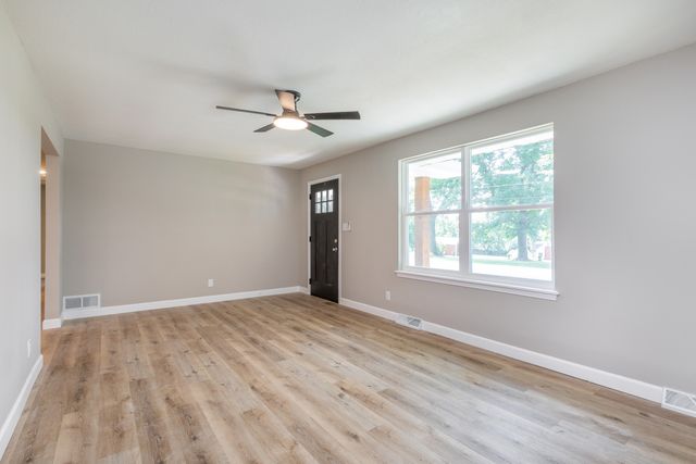 25 E POPLAR HILL DR, Columbia, MO 65203