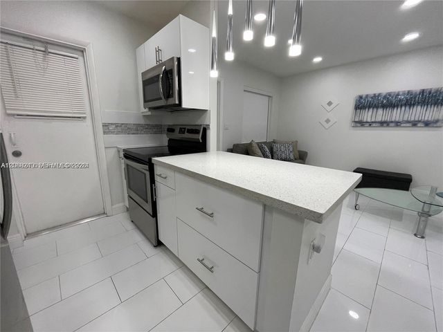 1407 NE 56th Street 103, Fort Lauderdale, FL 33334