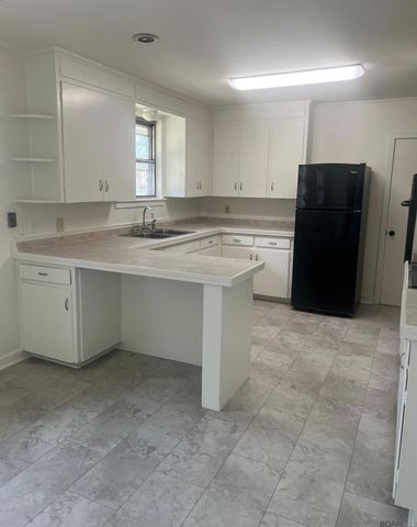 10255 S Riveroaks Dr, Baton Rouge, LA 70815