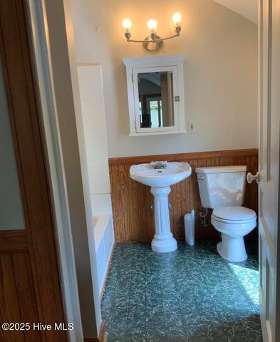 220 E Vermont Avenue, Southern Pines, NC 28387