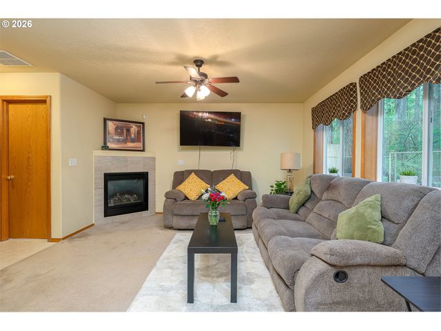 14300 Se CENTER St, Portland, OR 97236