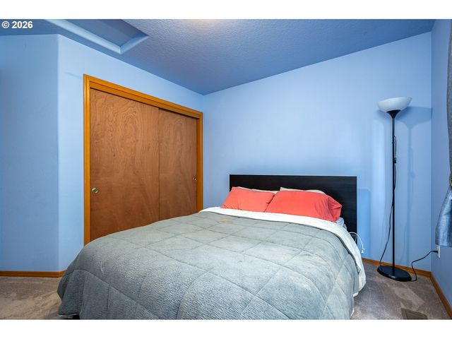 14300 Se CENTER St, Portland, OR 97236