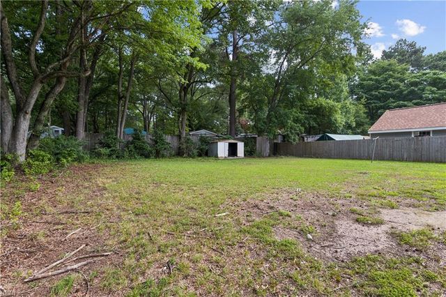 11 Woodhaven RD, Newport News, VA 23608