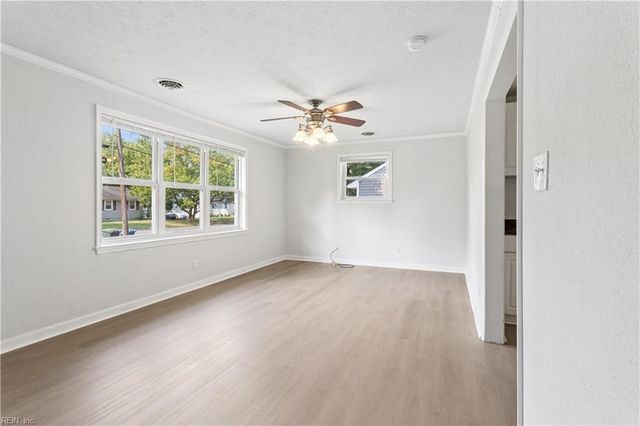 11 Woodhaven RD, Newport News, VA 23608