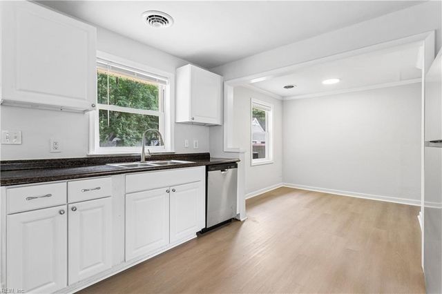 11 Woodhaven RD, Newport News, VA 23608
