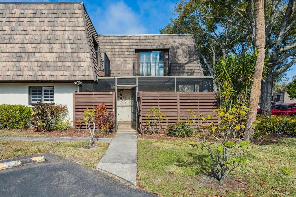 Image 2 of property listing at 15338 E POND WOODS DRIVE 15338, Tampa, FL 33618