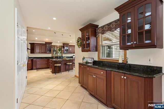 16 Barbara Way, Wayne, NJ 07470