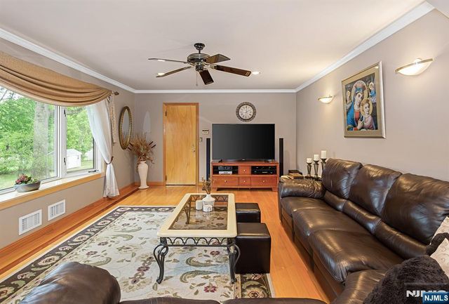 16 Barbara Way, Wayne, NJ 07470