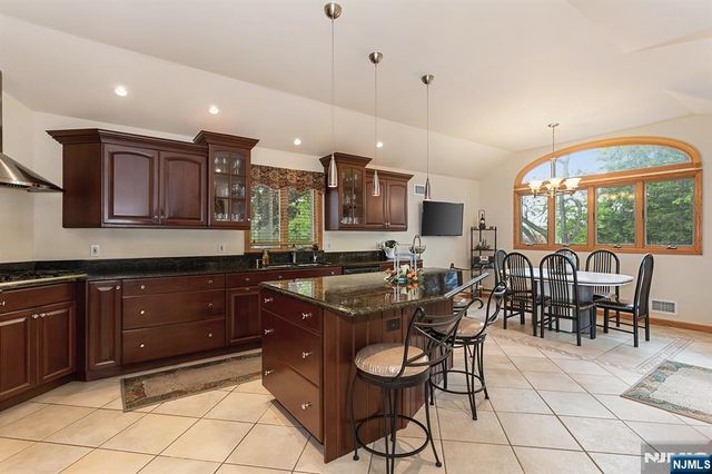 16 Barbara Way, Wayne, NJ 07470