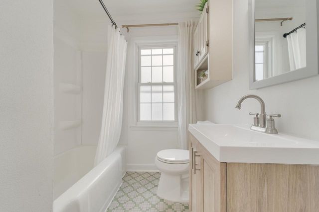 4706 N Hollywood AVENUE, Whitefish Bay, WI 53211