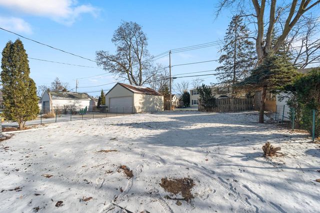 4706 N Hollywood AVENUE, Whitefish Bay, WI 53211