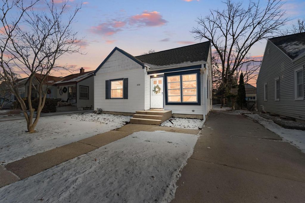 4706 N Hollywood AVENUE, Whitefish Bay, WI 53211