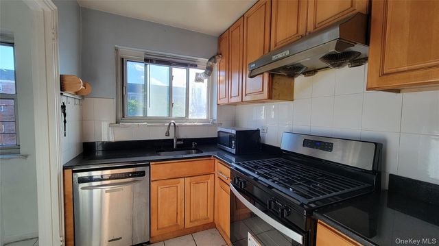 66-10 111 Street 3B, Forest Hills, NY 11375