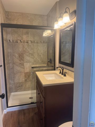 1733 SW Crest DR, Topeka, KS 66604