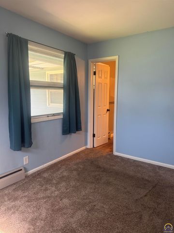 1733 SW Crest DR, Topeka, KS 66604