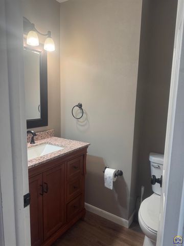 1733 SW Crest DR, Topeka, KS 66604